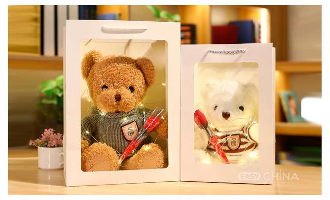 Плюшевый мишка с цветком в подарочной коробке