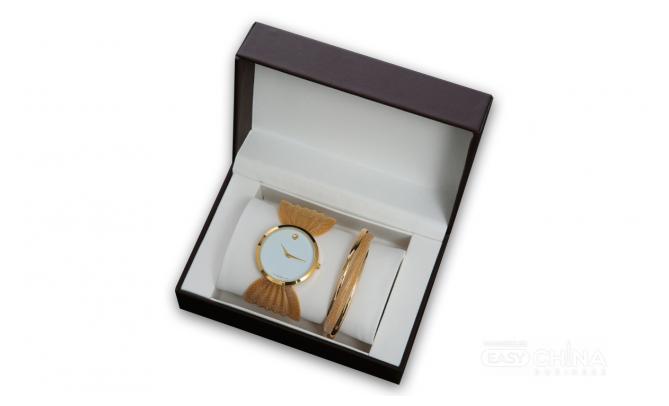 Подарочный набор часов с браслетом