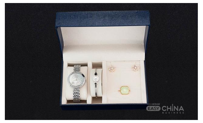Женский подарочный набор бижутерии с часами Женский подарочный набор бижутерии с часами
